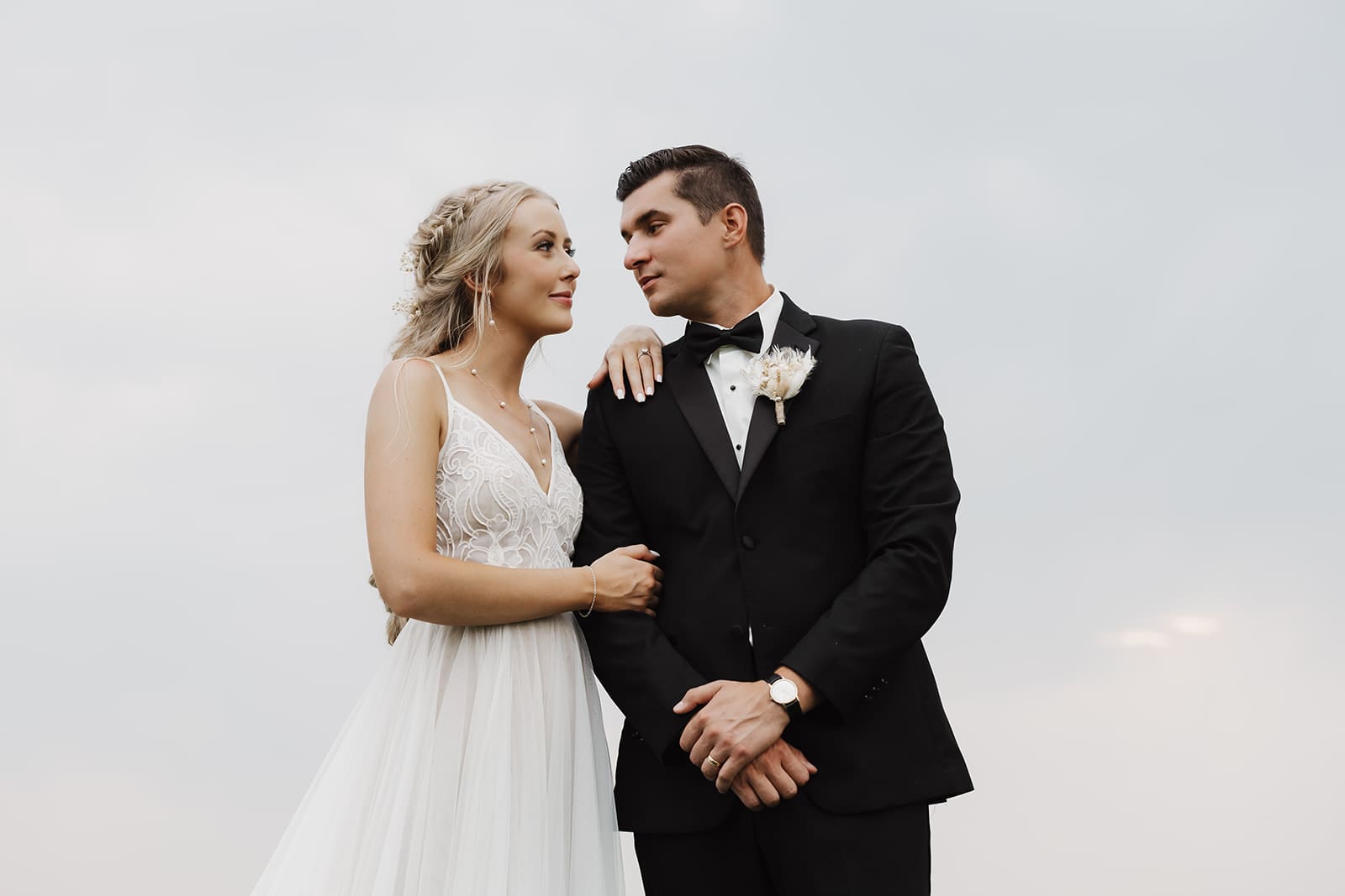 Summer wedding in Bozeman, MT showcasing a chic, luxury black and white bridal theme.