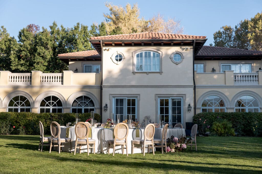 Outdoor reception tables arranged beside the villa at Oceana’s Gardens in Boulder, Colorado.
